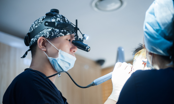 110倍の高倍率ルーペ着用