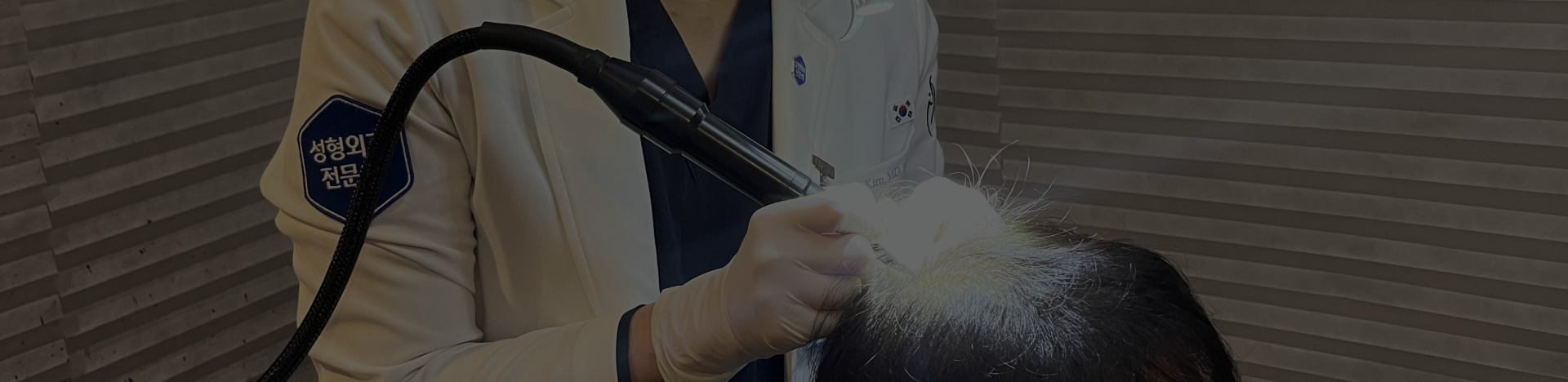 ニューヘアは最高の頭皮のタトゥーを入れています