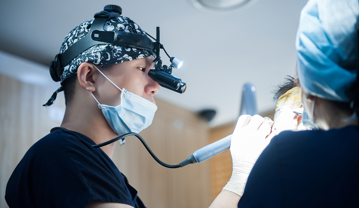 十倍ルーペ着用高密度スリット移植